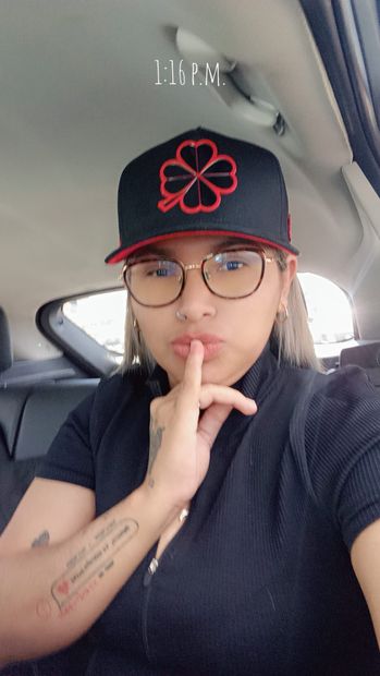 Valeska online for a live 1v1 video call